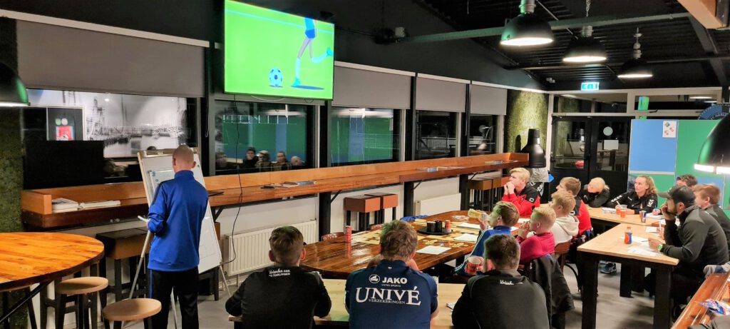 Opleiding-Juniorentrainer-KNVB-les-1-7-1024x461.jpg